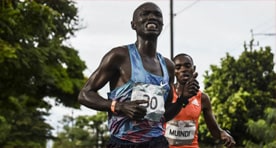 Meia Maratona de Medellin: atleta queniano que liderava a prova foi atropelado