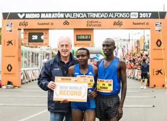 Queniana Joyciline Jepkosgei bate recorde mundial da meia maratona